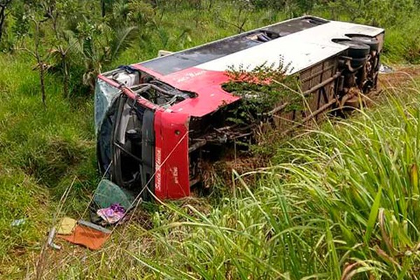 Ônibus com cerca de 40 passageiros cai em ribanceira na BR 365 e faz diversas vítimas