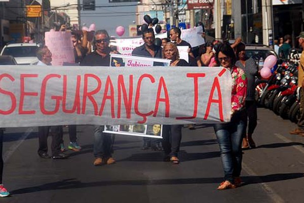 Manifestação no Centro de Patos de Minas pede o fim da violência contra a mulher