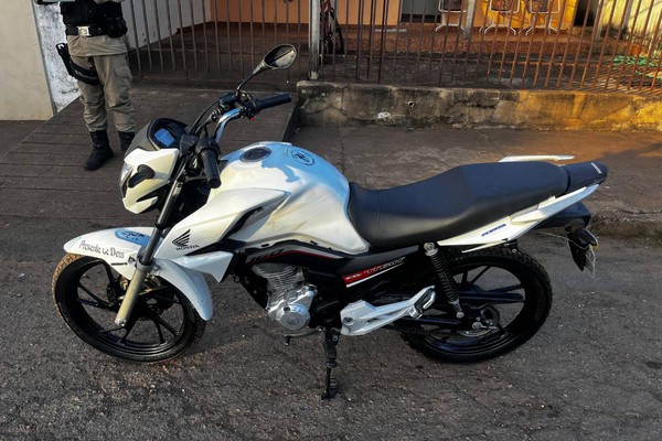 Motociclista com CNH vencida desde 2019 é preso após fuga de blitz e colisão frontal em Patos de Minas