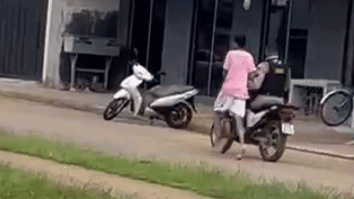 Vídeo mostra policial em moto emprestada levando menor algemado e a pé até viatura; imagens viralizaram