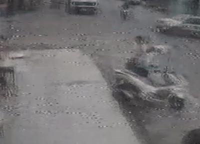 Imagens mostram motociclista sendo arremessado violentamente dentro de padaria após batida com carro