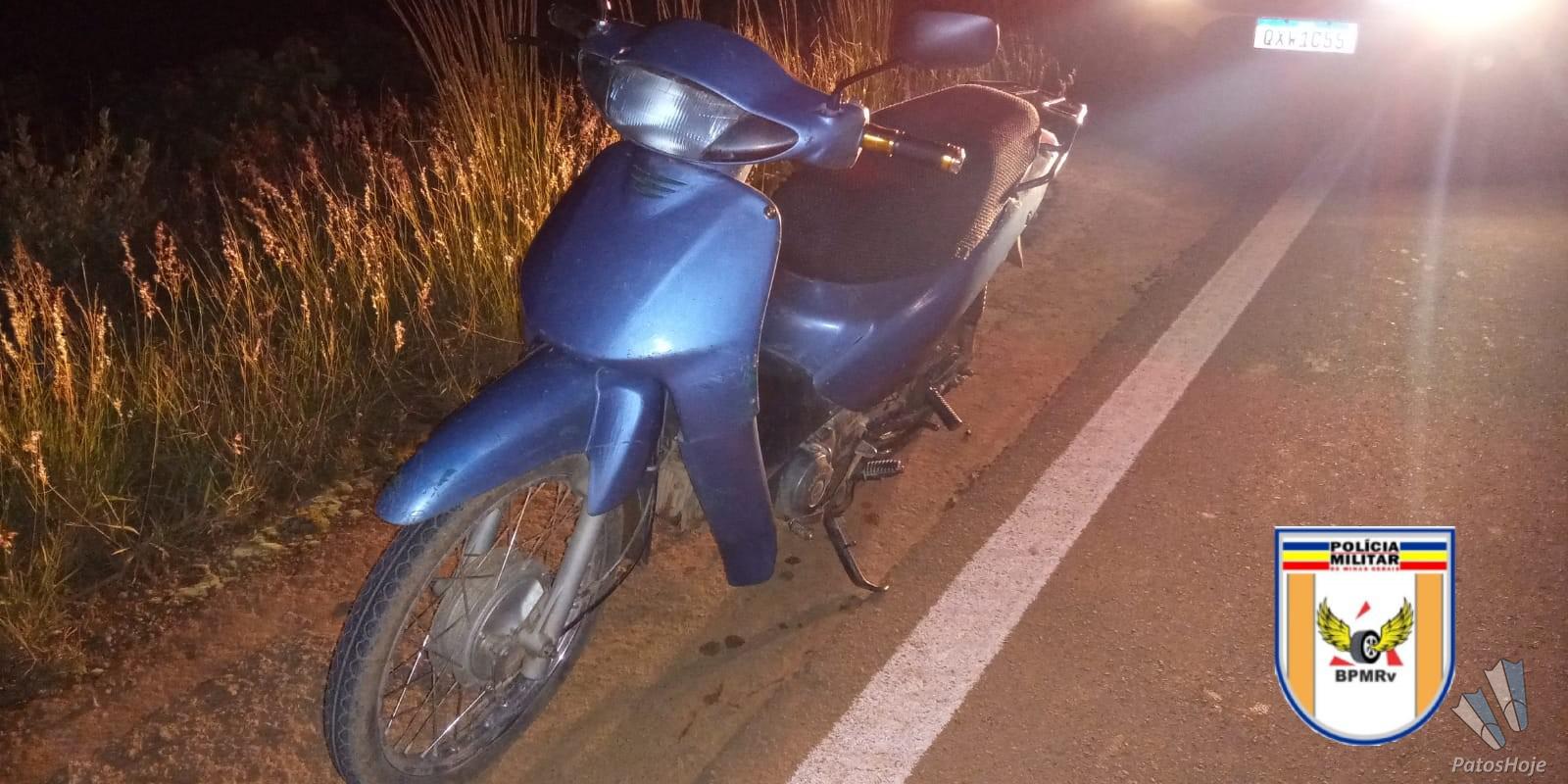 Jovem acaba preso ao ser flagrado transportando moto de trilha sem placa e  com número do chassi raspado