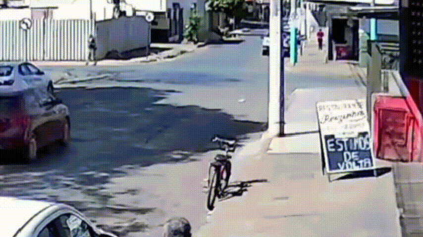 Imagens mostram pick up indo parar em drogaria após acidente com outro carro