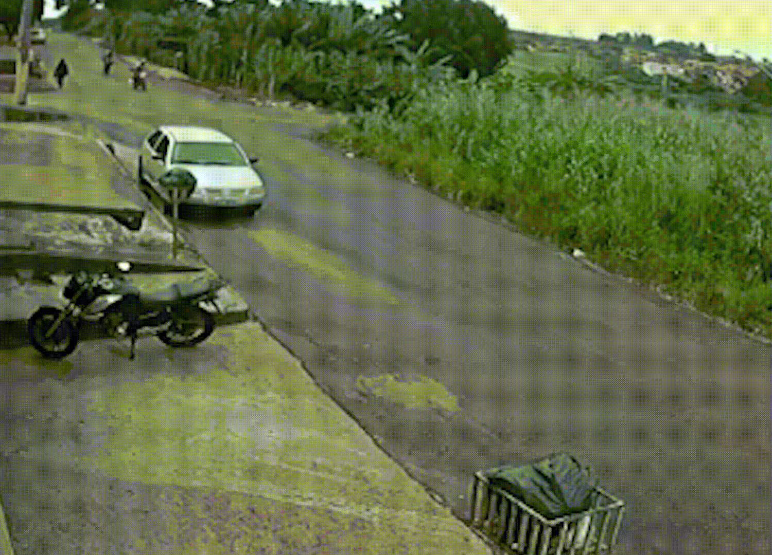 Motociclista "dando grau" bate em outro motociclista e foge o deixando ferido em Patos de Minas; veja vídeo
