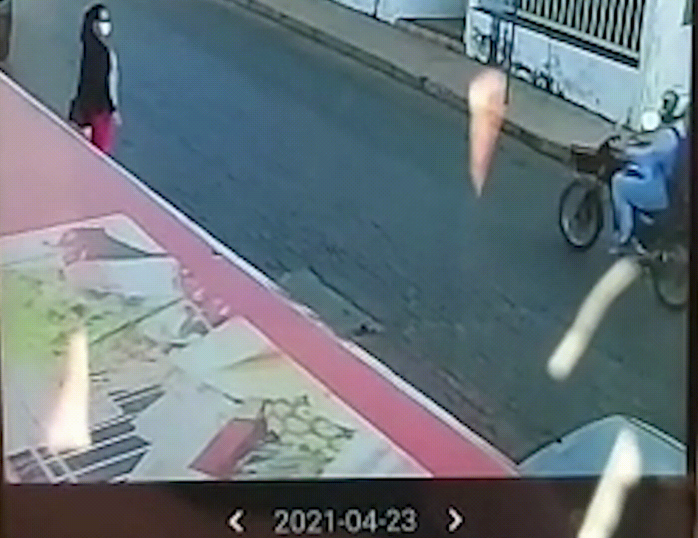 Imagens mostram mulher sendo atingida por motocicleta ao atravessar a rua em Patos de Minas