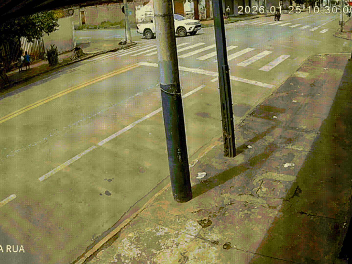 Acidente com avanço de parada deixa duas pessoas feridas em Patos de Minas; veja o vídeo