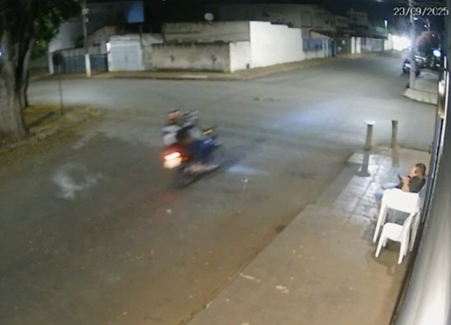 Acidente com avanço de parada deixa motociclista e passageiro feridos em Patos de Minas; veja o vídeo