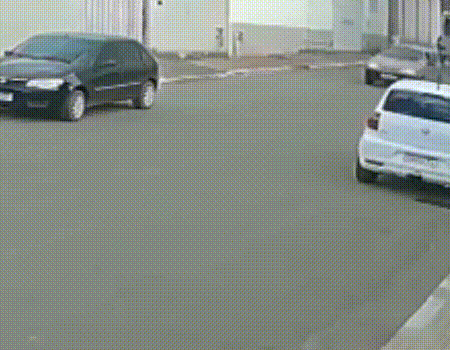 Carro tomba no meio da rua após motorista se distrair e bater em veículo parado; veja