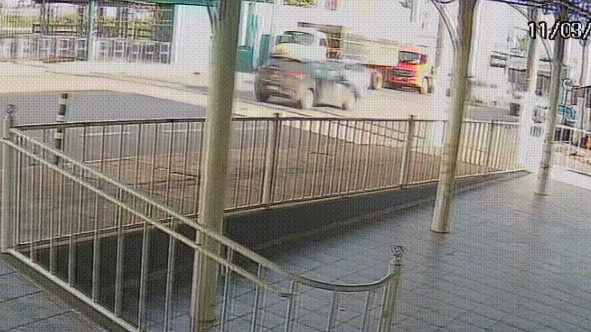 Vídeo mostra motociclista sendo arremessado ao bater em cheio na traseira de carro na Major Gote