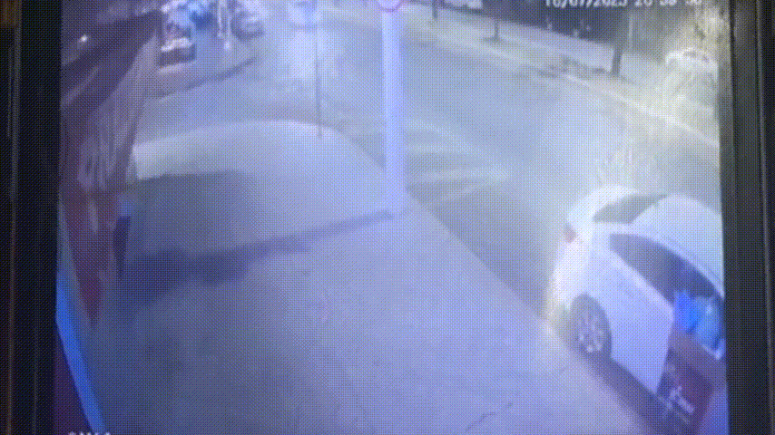 Motorista perde controle de carro, invade calçada e bate em açougue em Patos de Minas
