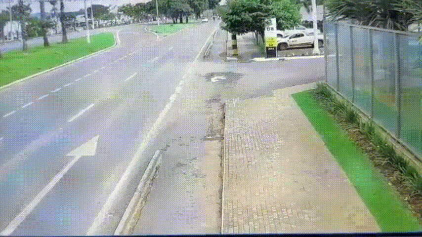 Motorista perde o controle da direção, arranca poste e interdita a pista lateral da avenida JK