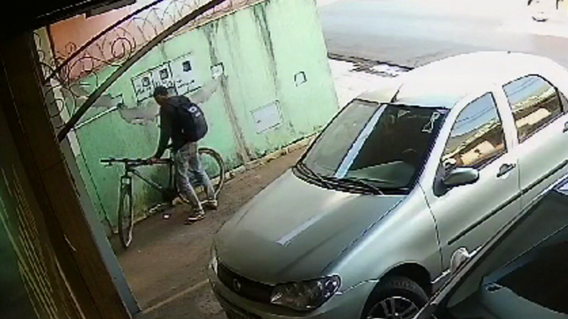 Diarista compra bicicleta para poder ir trabalhar e é furtada no bairro Rosário; Veja o vídeo