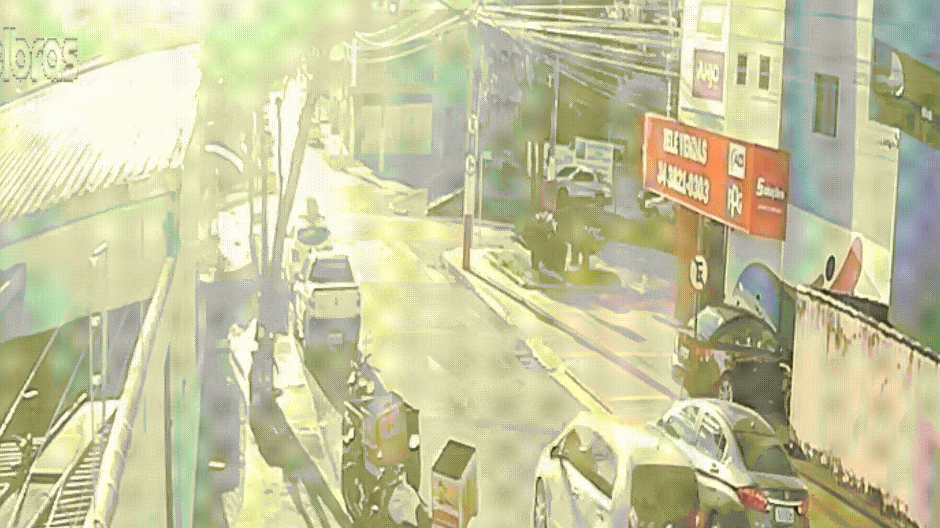 Moto é arrastada e vai parar debaixo de carro em grave acidente na avenida Fátima Porto