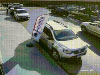 Vídeo mostra momento que carro, em alta velocidade, bate de frente com caminhonete no Centro