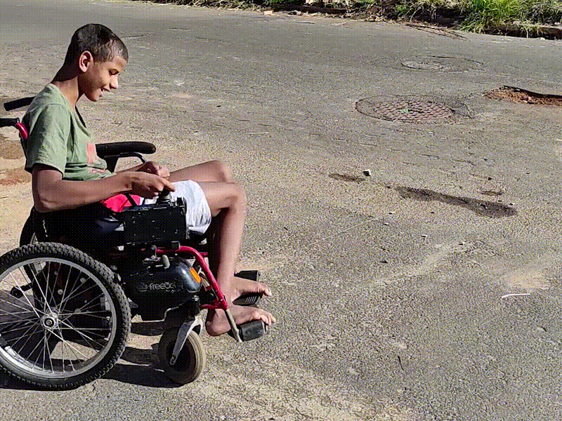 Garoto Gustavo ganha cadeira de rodas elétrica e família agradece com muita alegria