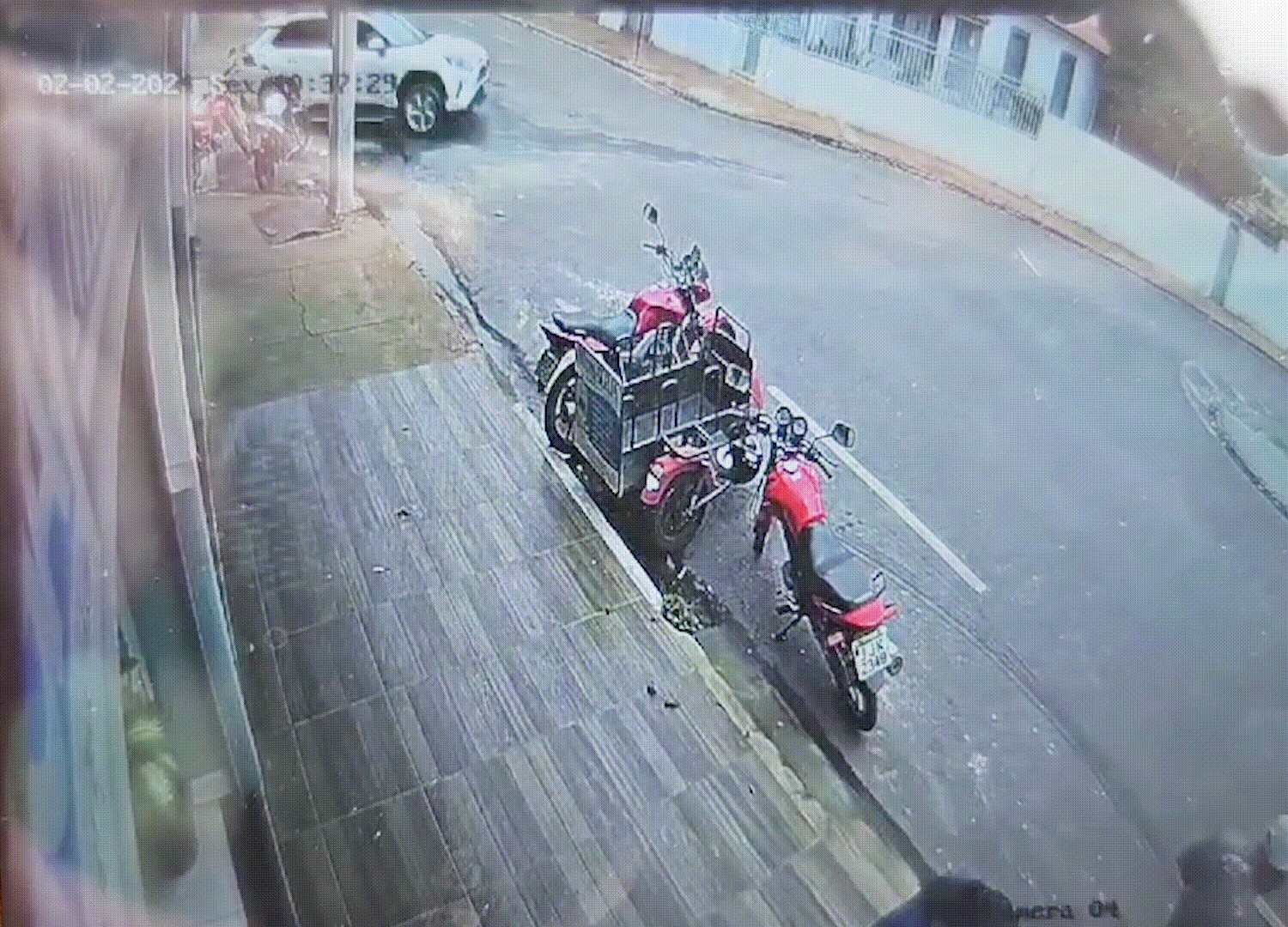 Vídeo mostra motorista avançando parada obrigatória e causando acidente em Patos de Minas