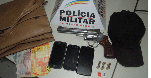 Dupla de Carmo do Paranaíba é presa com revólver gigante após assalto em Patos de Minas